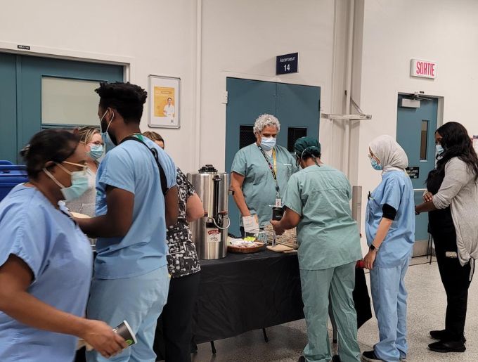 Roger Lafleur, chef d'unité urgence à HND distribue quelques gourmandises aux membres du personnel.