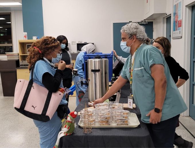 Roger Lafleur, chef d'unité urgence à HND distribue quelques gourmandises aux membres du personnel.