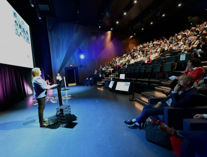 L’équipe SCPD de l’IUGM a offert une conférence sur la compassion dans les soins offerts aux personnes vivant avec des symptômes comportementaux et physiques de la démence ainsi que sur l’auto-compassion nécessaire pour maintenir sa santé mentale au travail.
Photo : Kien Tang, PAB au CHSLD Ernest-Routier