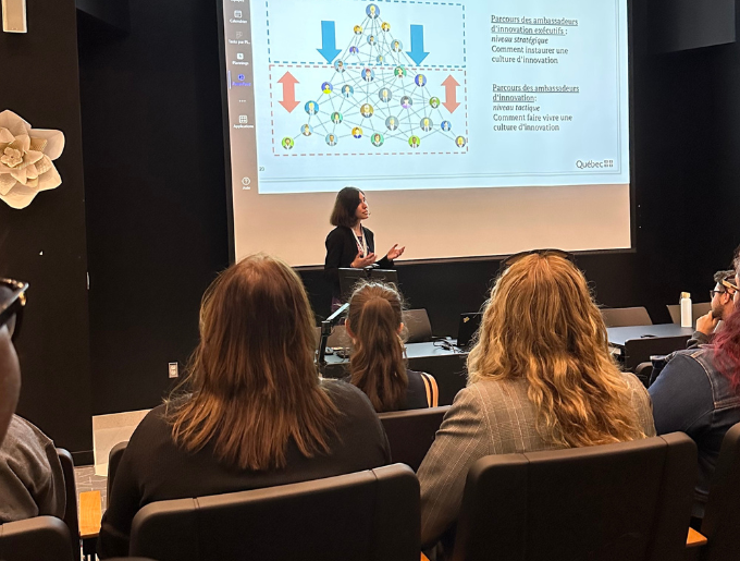 Natalia Tourbina, directrice du Bureau de l'innovation, en pleine présentation.