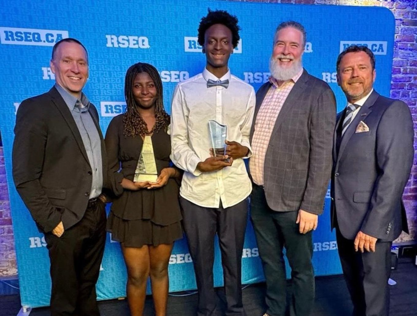 Theresa Mwangaa, lauréate du prix Élève-athlète féminine de niveau secondaire ayant démontré une persévérance académique et sportive et Soureba Drame, lauréat du prix Élève-athlète masculin de niveau secondaire ayant démontré une persévérance académique et sportive