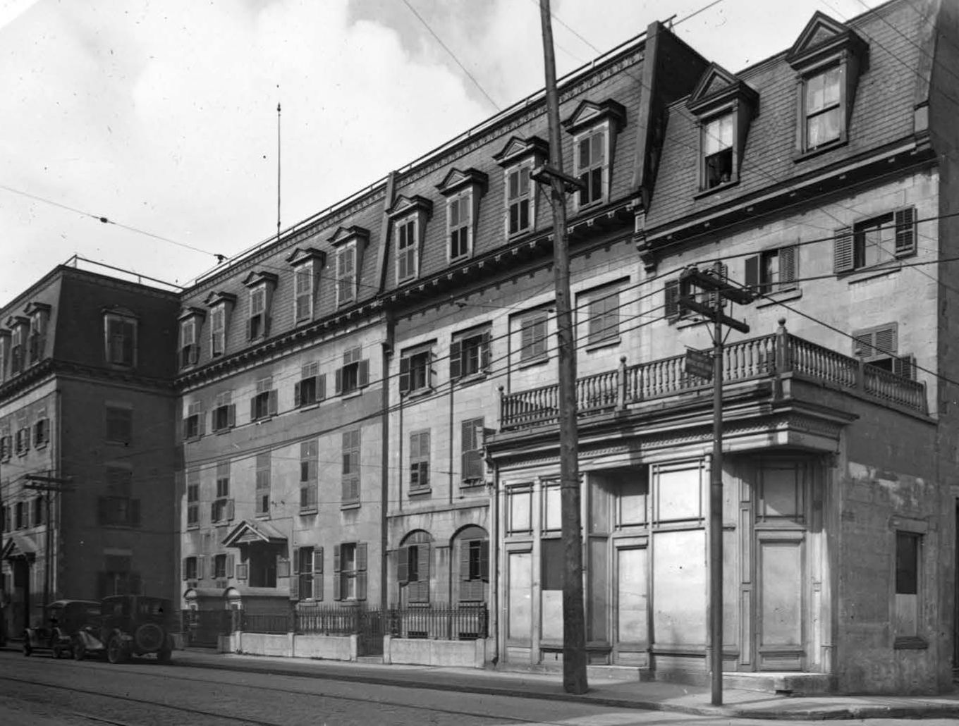 Premier hôpital laïque francophone