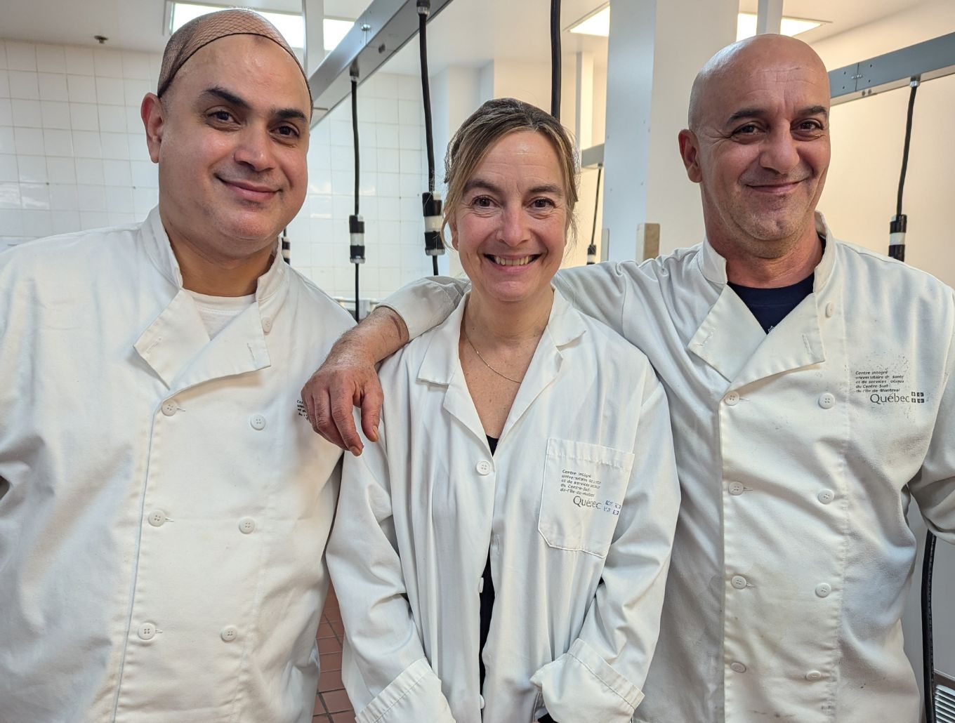 Amine Cherradi, cuisinier, Josiane Picard, gestionnaire, et Brahim Sidi Mammar, cuisinier, voient à ce que tous les repas soient adaptés à tous et toutes.