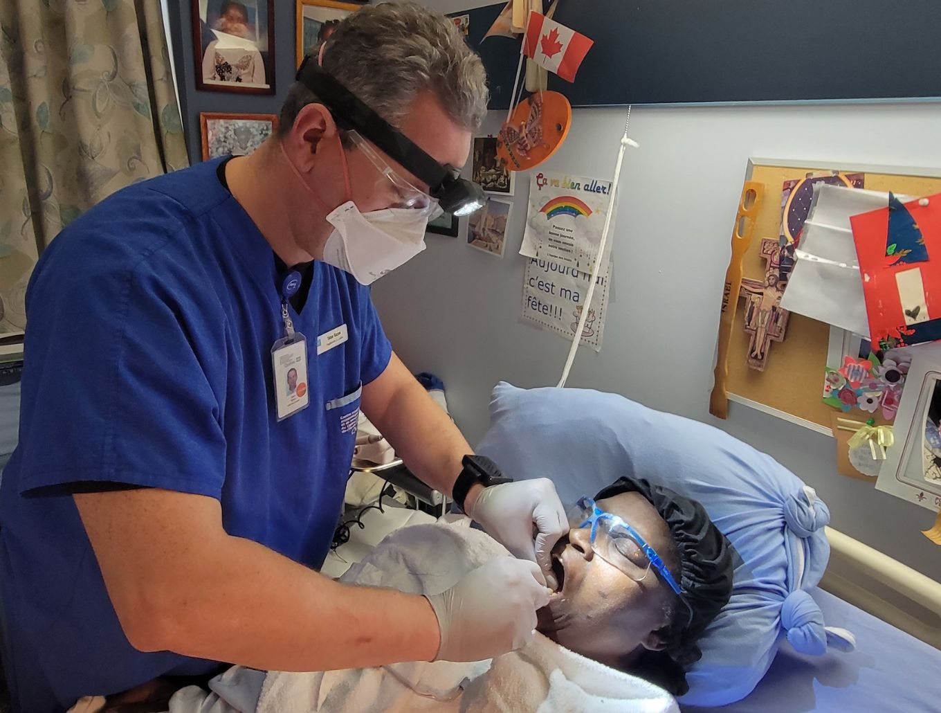 Premier nettoyage dans la chambre de la résidente