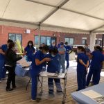 Infirmiers, médecins, infirmiers auxiliaires, préposés aux bénéficiaires, préposés à l'hygiène et salubrité ont dégusté le petit dessert et ont pu prendre connaissance du mot touchant de M. Couillard