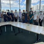 Visite des laboratoires de recherche à l'IURDPM avec les chercheurs, les étudiants et les membres du personnel.
De gauche à droite : Aiman Feghoul, Youssef El Khamlichi, Dahlia Kairy, Jacqueline Lam, Ali Arabi Ayask, Vincent Lehouillier,
Philippe Archambault, Cyril Duclos, Philippe Gourdou, Marise Guindon, Christian Larivière, Manon Parisien, Carolina Bottari, Ana Gavric, Véronique Lavoie