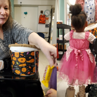 Leslie Anne Childress (résidente du CHSLD Des Seigneurs) distribue des bonbons à des enfants