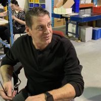 Yves Charette, instructeur, responsable d’aller chercher des contrats de travail dans la communauté